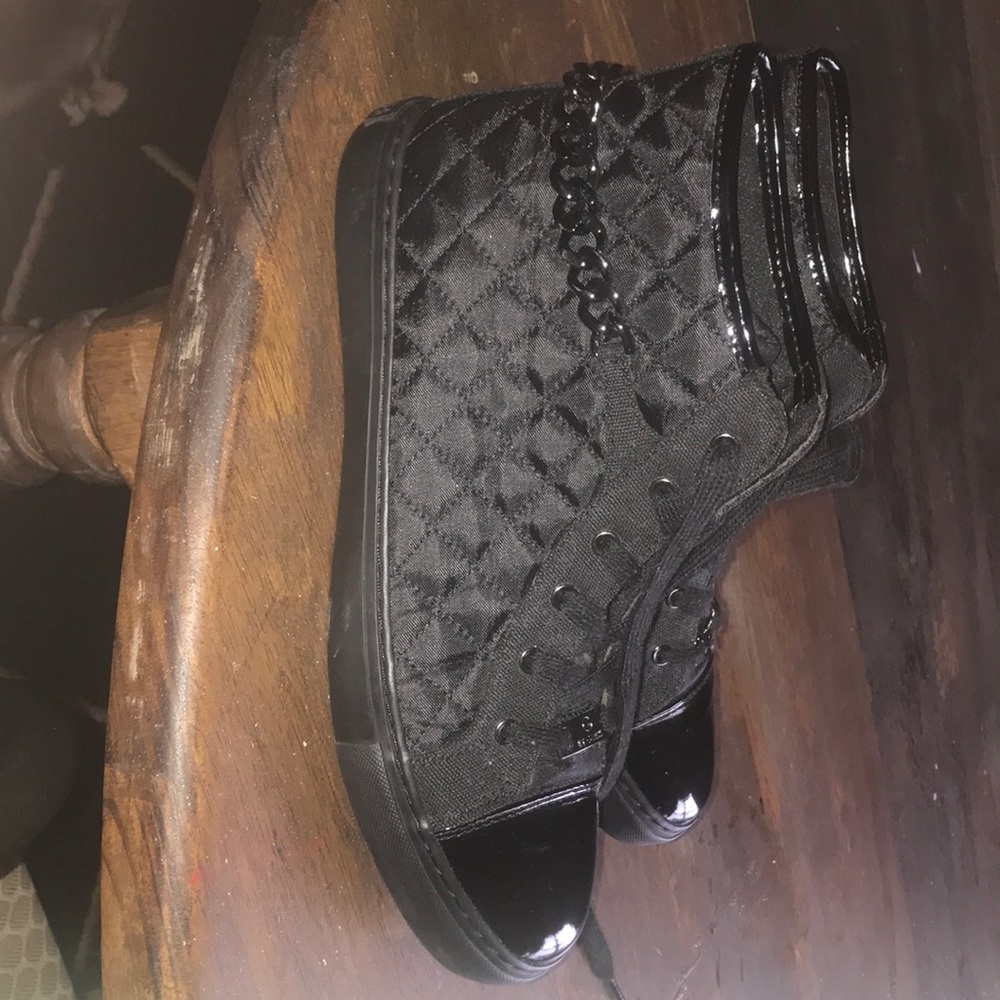 Size 11 women’s guess sneakers